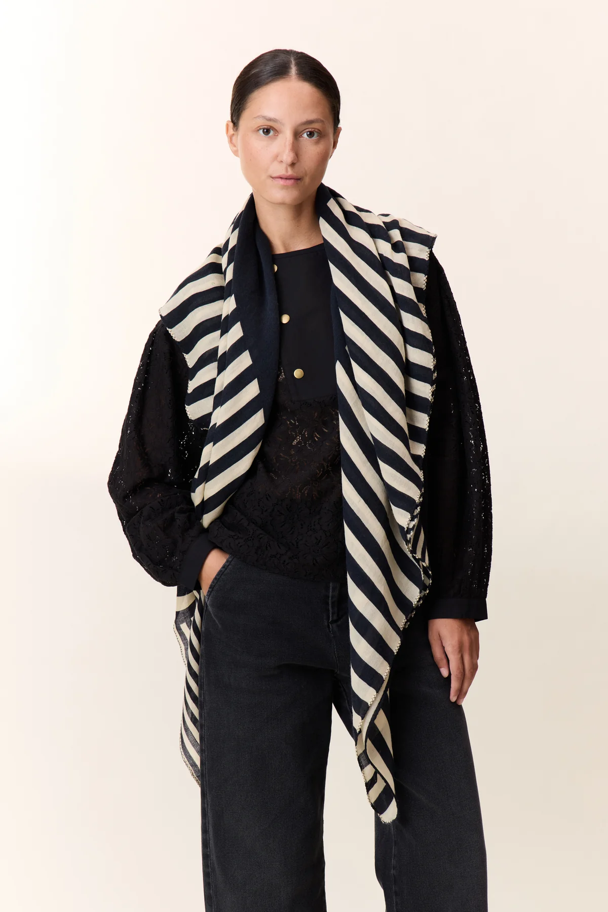ECHARPE_EMILE_LINES_BLACK_IRIS-1